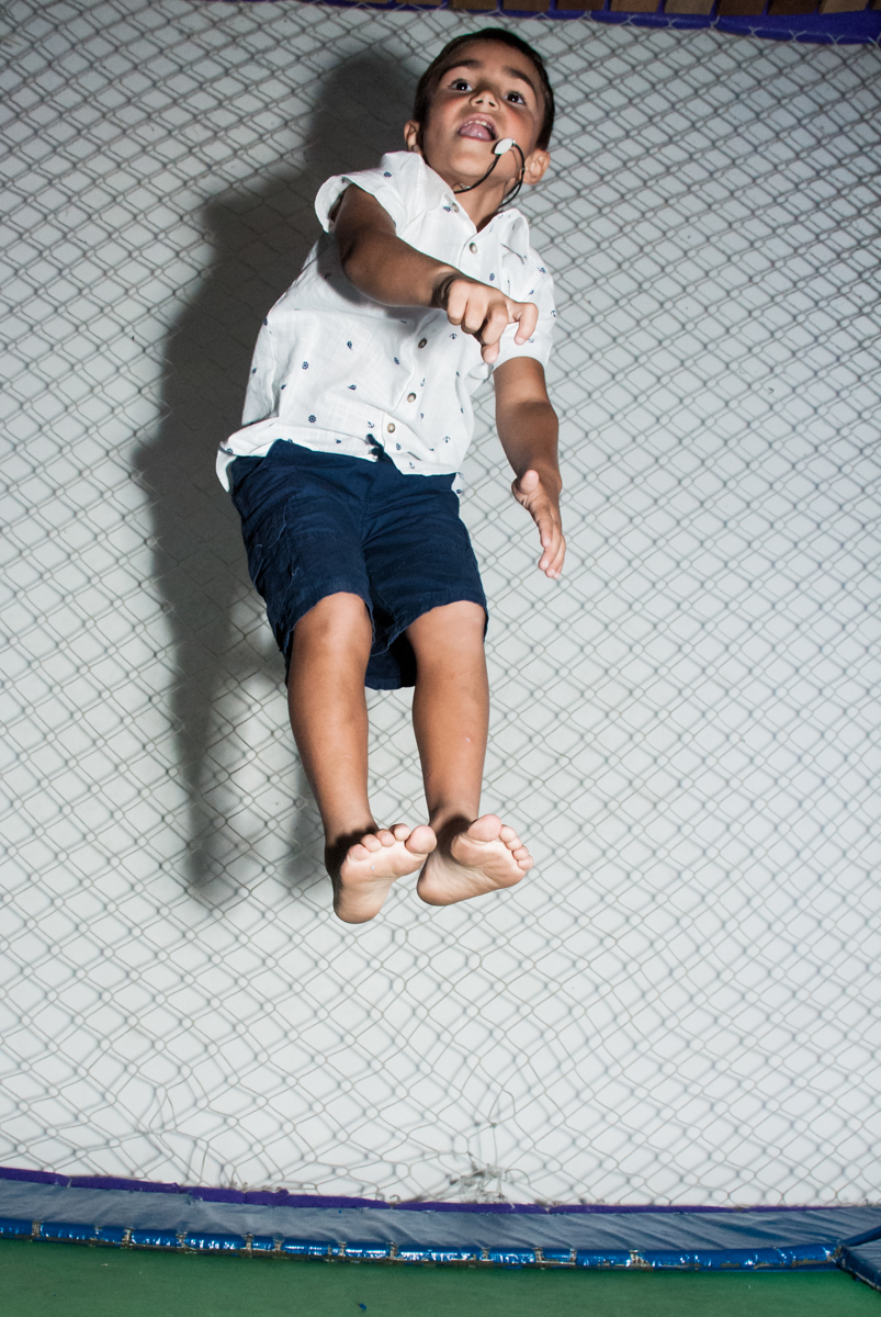 Pulo alto na cama elástica no Buffet Zezé e Lelé, Butantã, São Paulo, aniversário, Pedro 7 e Giovana 5 anos tema da festa Pokemon e Princesas