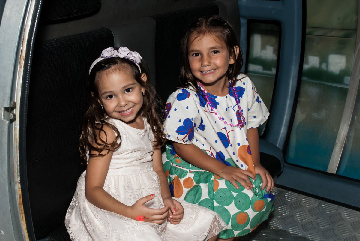 curtindo o monorreio no Buffet Zezé e Lelé, Butantã, São Paulo, aniversário, Pedro 7 e Giovana 5 anos tema da festa Pokemon e Princesas