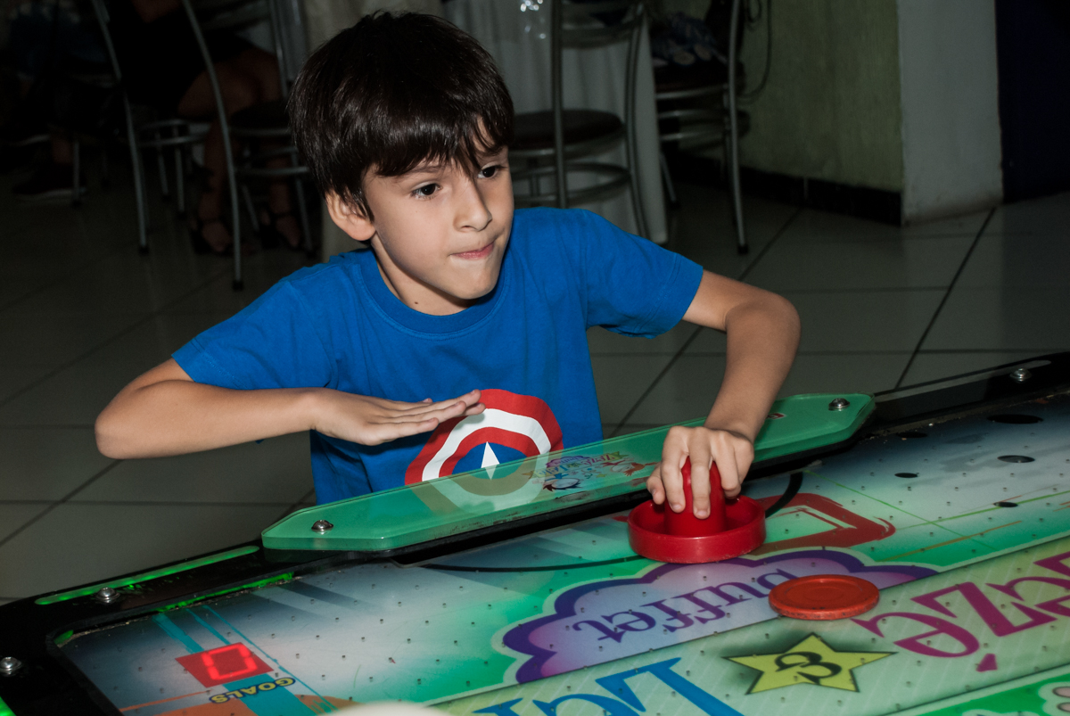 jogo de futebol de mesa no Buffet Zezé e Lelé, Butantã, São Paulo, aniversário, Pedro 7 e Giovana 5 anos tema da festa Pokemon e Princesas