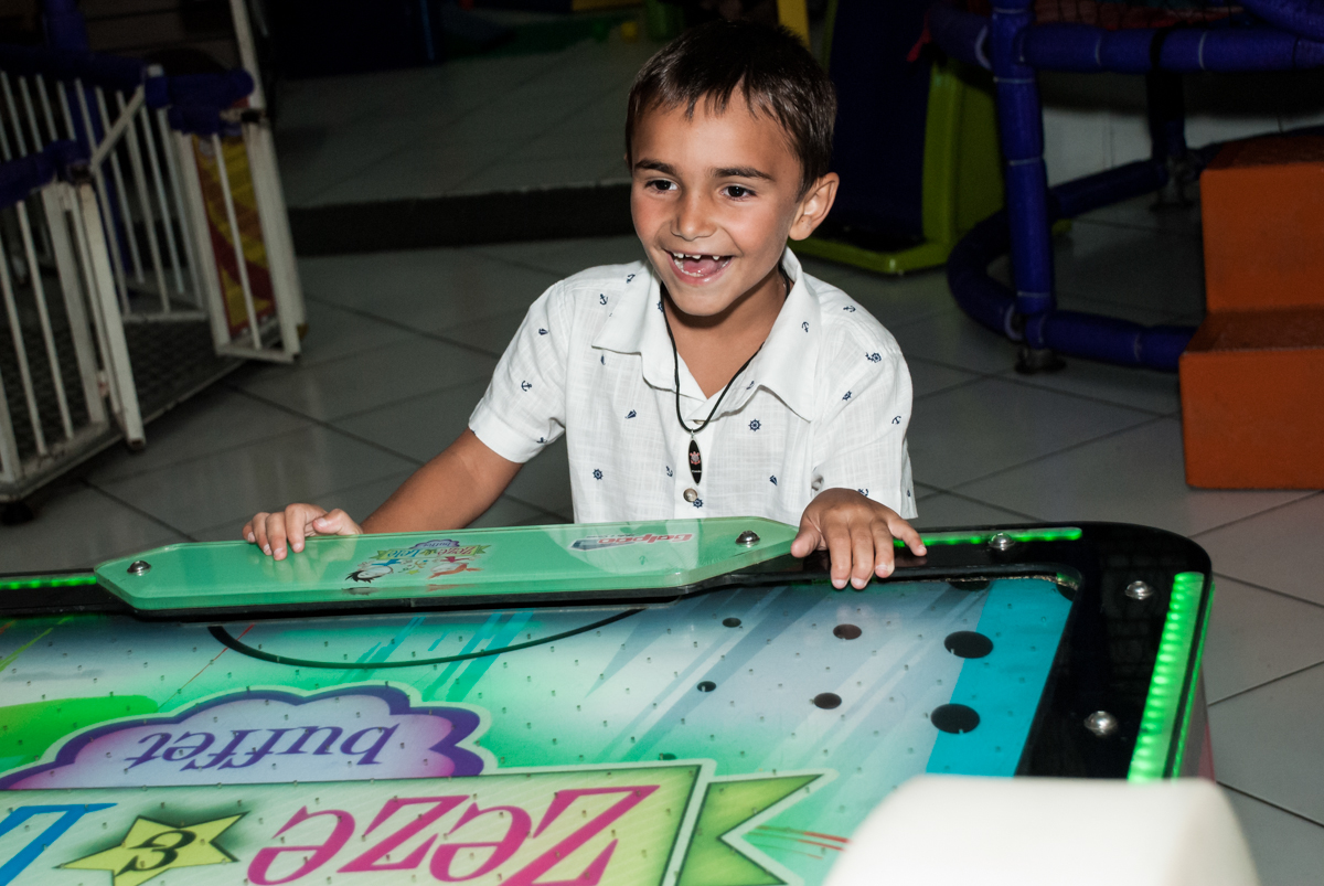 adversário no jogo de futebol no Buffet Zezé e Lelé, Butantã, São Paulo, aniversário, Pedro 7 e Giovana 5 anos tema da festa Pokemon e Princesas