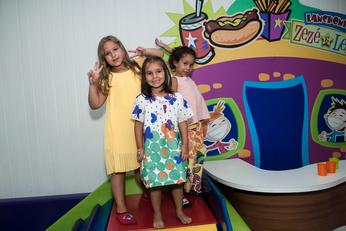 brincando na área baby no Buffet Zezé e Lelé, Butantã, São Paulo, aniversário, Pedro 7 e Giovana 5 anos tema da festa Pokemon e Princesas