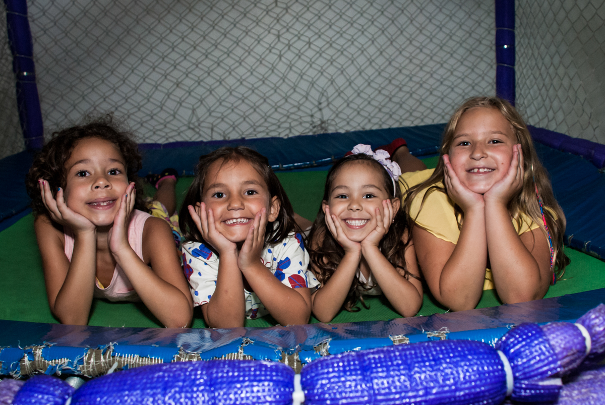 pose de modelo para a foto no Buffet Zezé e Lelé, Butantã, São Paulo, aniversário, Pedro 7 e Giovana 5 anos tema da festa Pokemon e Princesas