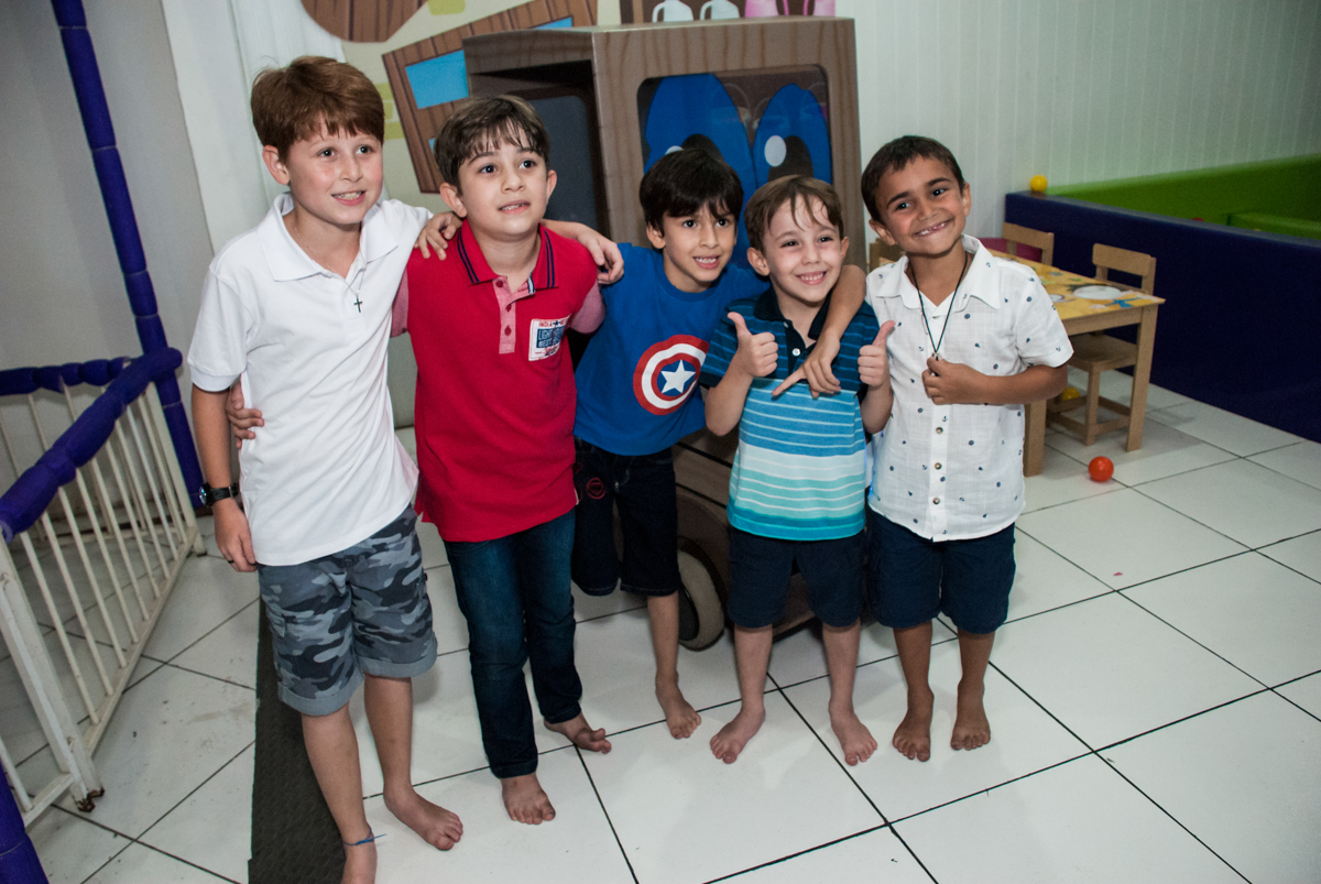 amigos brincam no Buffet Zezé e Lelé, Butantã, São Paulo, aniversário, Pedro 7 e Giovana 5 anos tema da festa Pokemon e Princesas