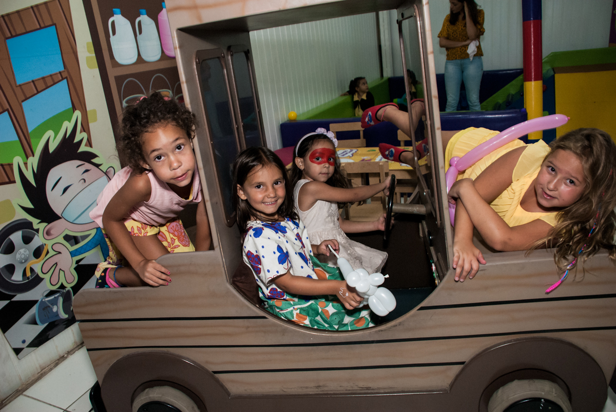 dirigindo o crrinho no Buffet Zezé e Lelé, Butantã, São Paulo, aniversário, Pedro 7 e Giovana 5 anos tema da festa Pokemon e Princesas