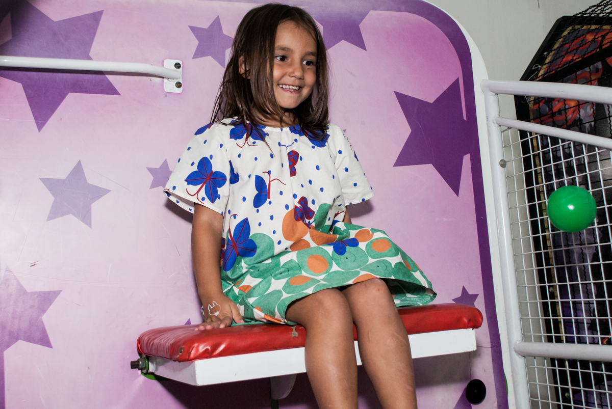 brincando no tombo legal no Buffet Zezé e Lelé, Butantã, São Paulo, aniversário, Pedro 7 e Giovana 5 anos tema da festa Pokemon e Princesas