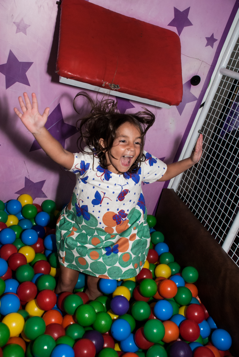 caindo na piscina de bolinhas no Buffet Zezé e Lelé, Butantã, São Paulo, aniversário, Pedro 7 e Giovana 5 anos tema da festa Pokemon e Princesas