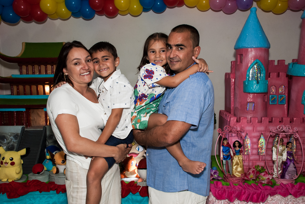 fotografia da família no Buffet Zezé e Lelé, Butantã, São Paulo, aniversário, Pedro 7 e Giovana 5 anos tema da festa Pokemon e Princesas
