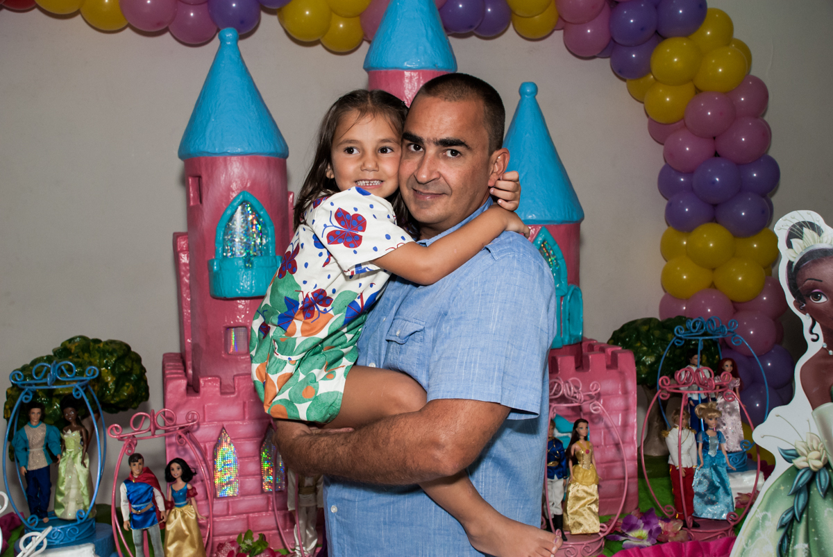 foto pai e filha no Buffet Zezé e Lelé, Butantã, São Paulo, aniversário, Pedro 7 e Giovana 5 anos tema da festa Pokemon e Princesas