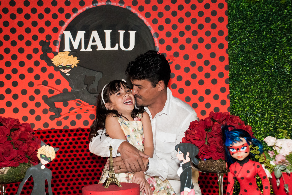 fotografia pai e filha no Buffet Planeta Prime, São Paulo, aniversário de Malu 5 anos, tema da festa Miráculos