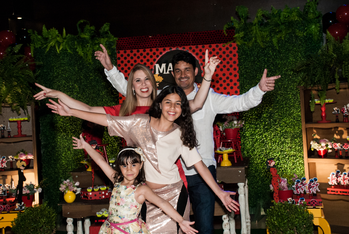 família feliz na festa no Buffet Planeta Prime, São Paulo, aniversário de Malu 5 anos, tema da festa Miráculos