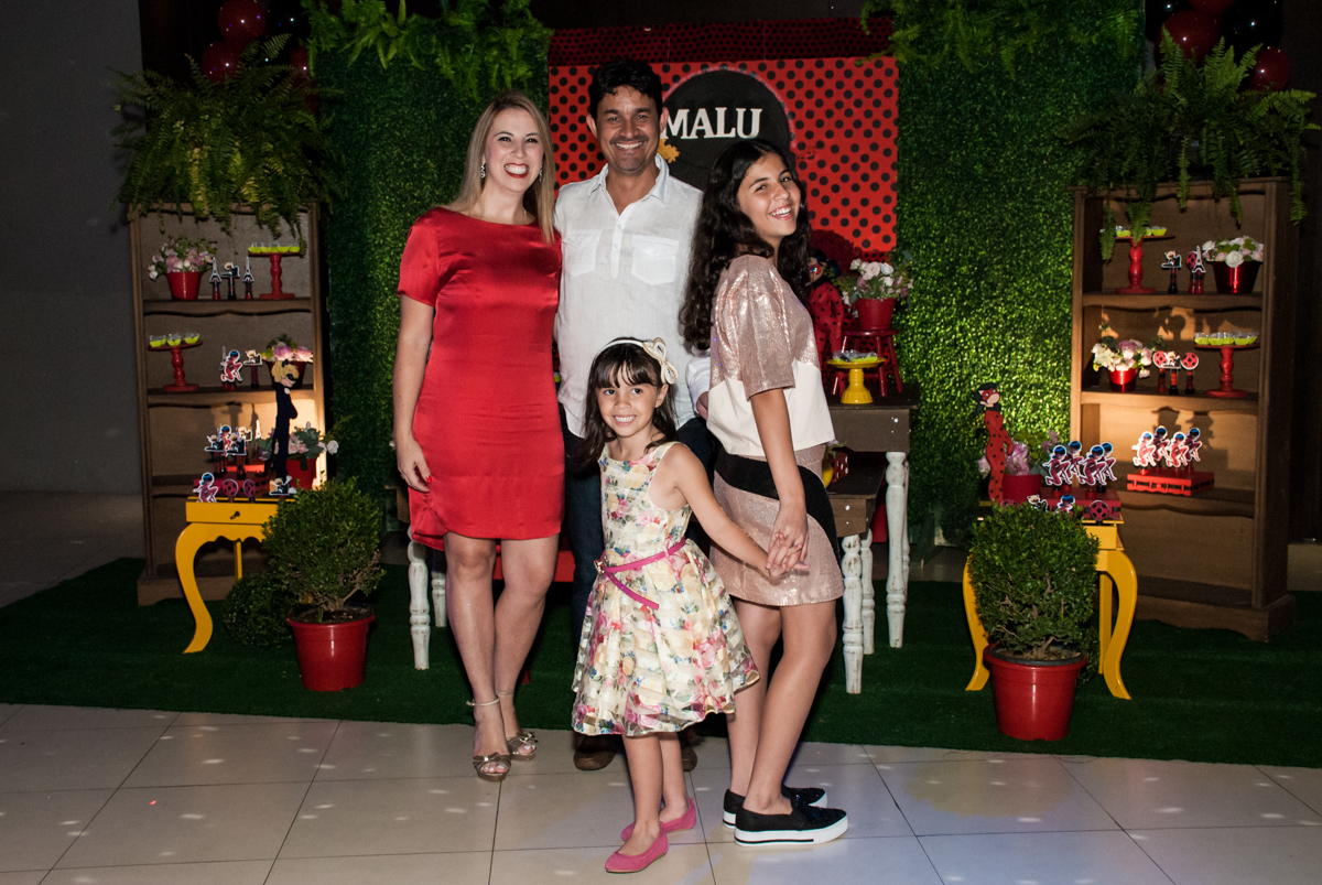 família posa para a festa no Buffet Planeta Prime, São Paulo, aniversário de Malu 5 anos, tema da festa Miráculos