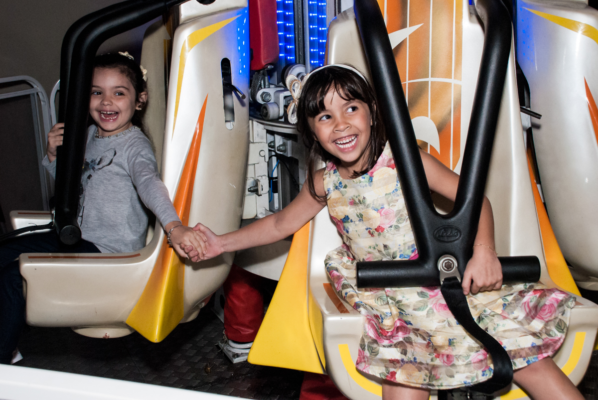 brincadeira divertida no brinquedo elevador no Buffet Planeta Prime, São Paulo, aniversário de Malu 5 anos, tema da festa Miráculos