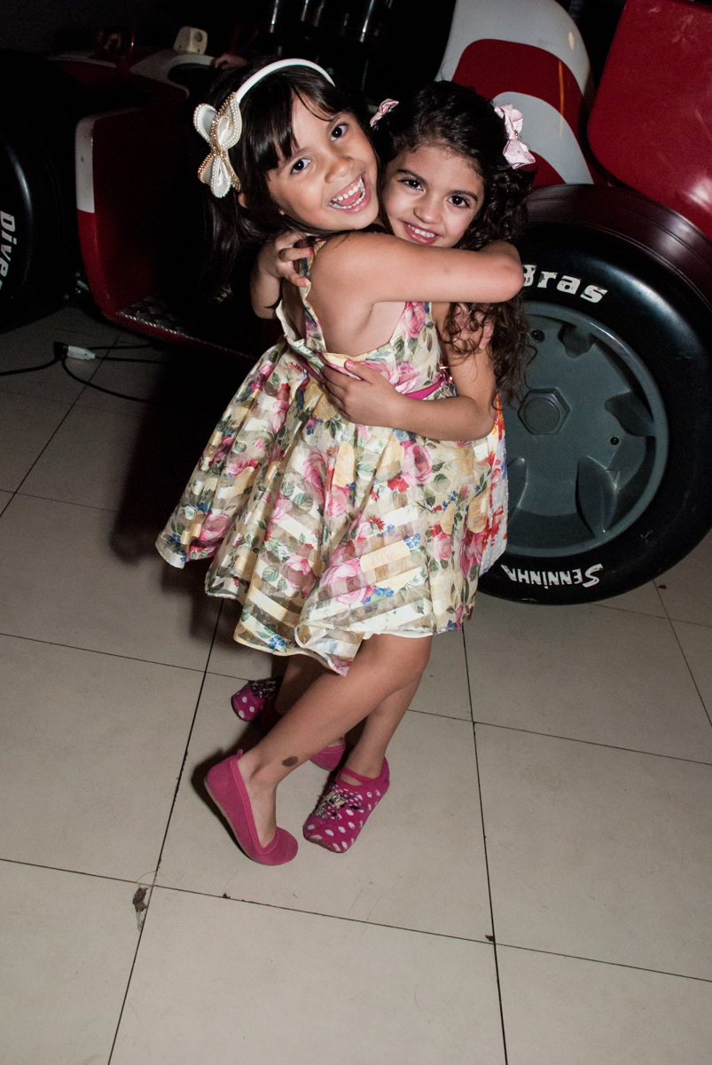 recebendo a amiga para sua festa no Buffet Planeta Prime, São Paulo, aniversário de Malu 5 anos, tema da festa Miráculos