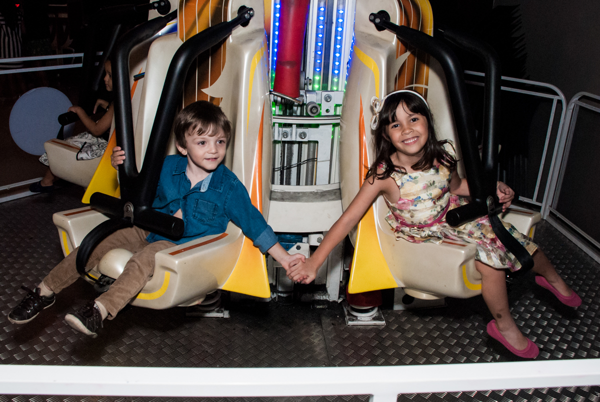 divertindo de mãos dadas no Buffet Planeta Prime, São Paulo, aniversário de Malu 5 anos, tema da festa Miráculos