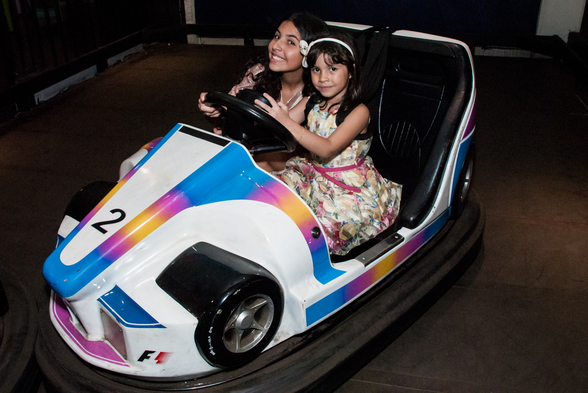 se divertindo no carrinho de trombada no Buffet Planeta Prime, São Paulo, aniversário de Malu 5 anos, tema da festa Miráculos