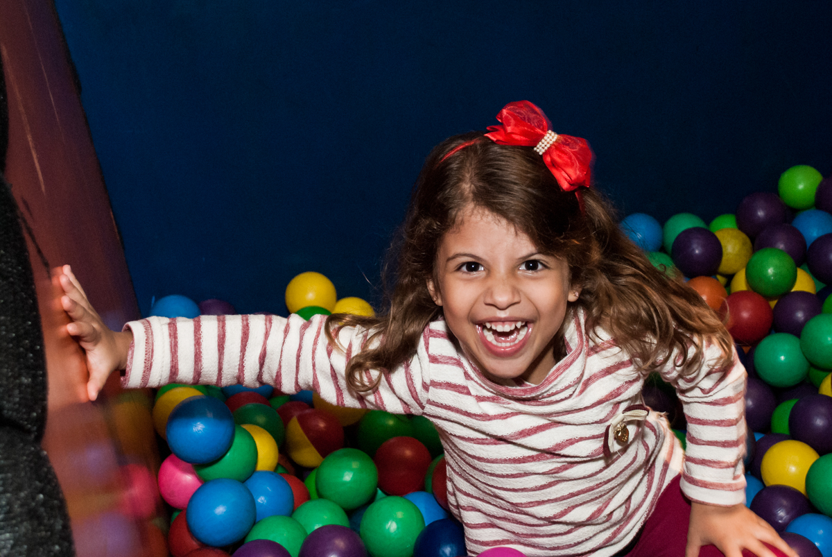 curtição na piscina de bolinha no Buffet Planeta Prime, São Paulo, aniversário de Malu 5 anos, tema da festa Miráculos