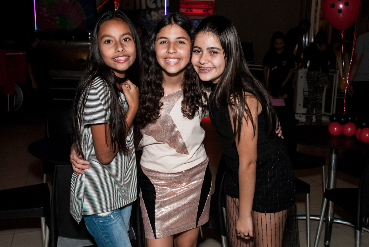 foto com as amigas no Buffet Planeta Prime, São Paulo, aniversário de Malu 5 anos, tema da festa Miráculos