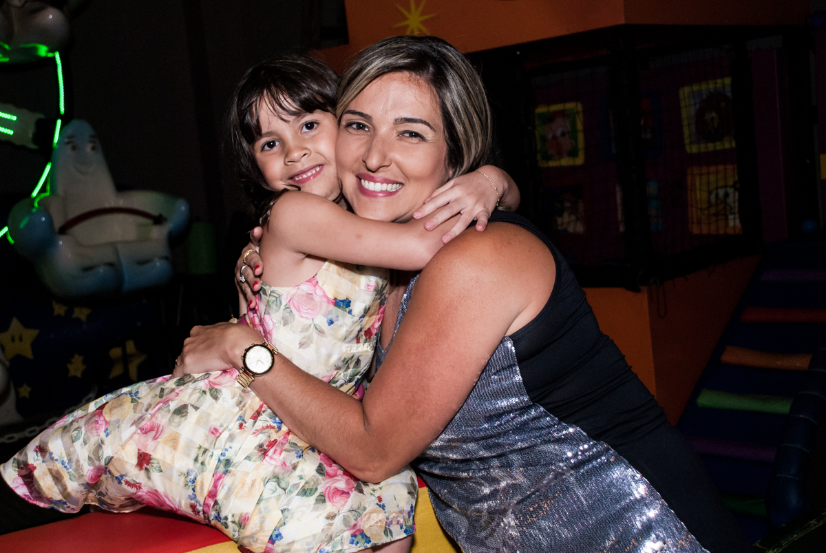 abraço da madrinha no Buffet Planeta Prime, São Paulo, aniversário de Malu 5 anos, tema da festa Miráculos