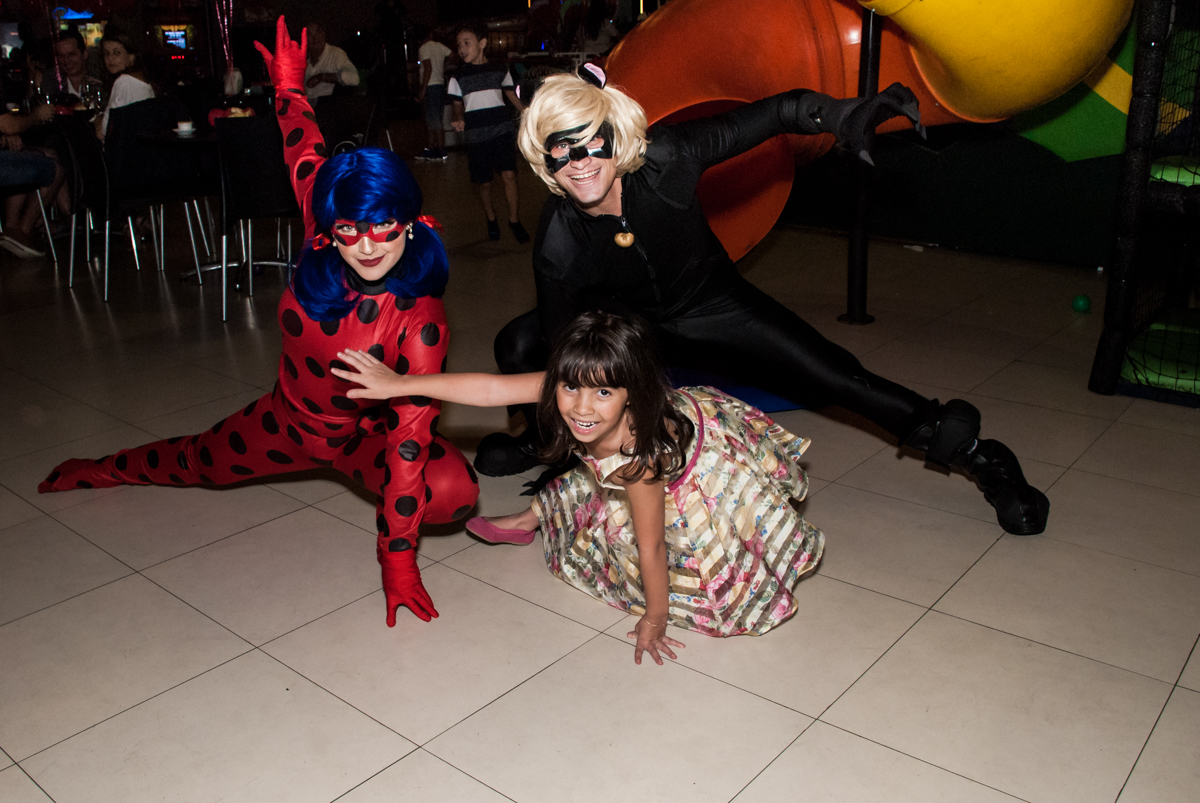 recebendo os personagens no Buffet Planeta Prime, São Paulo, aniversário de Malu 5 anos, tema da festa Miráculos