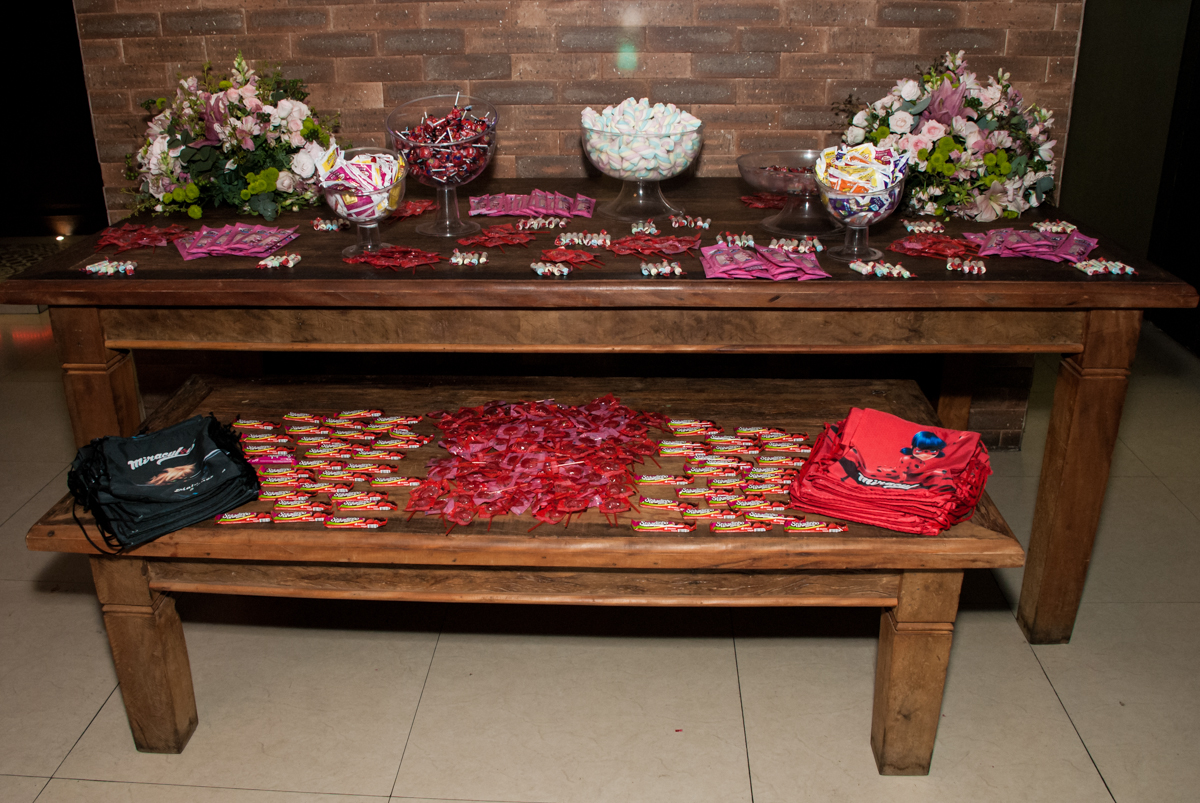mesa de doces no Buffet Planeta Prime, São Paulo, aniversário de Malu 5 anos, tema da festa Miráculos
