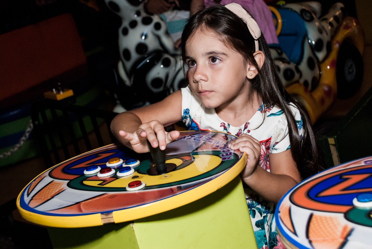 brincando no game no Buffet Planeta Prime, São Paulo, aniversário de Malu 5 anos, tema da festa Miráculos
