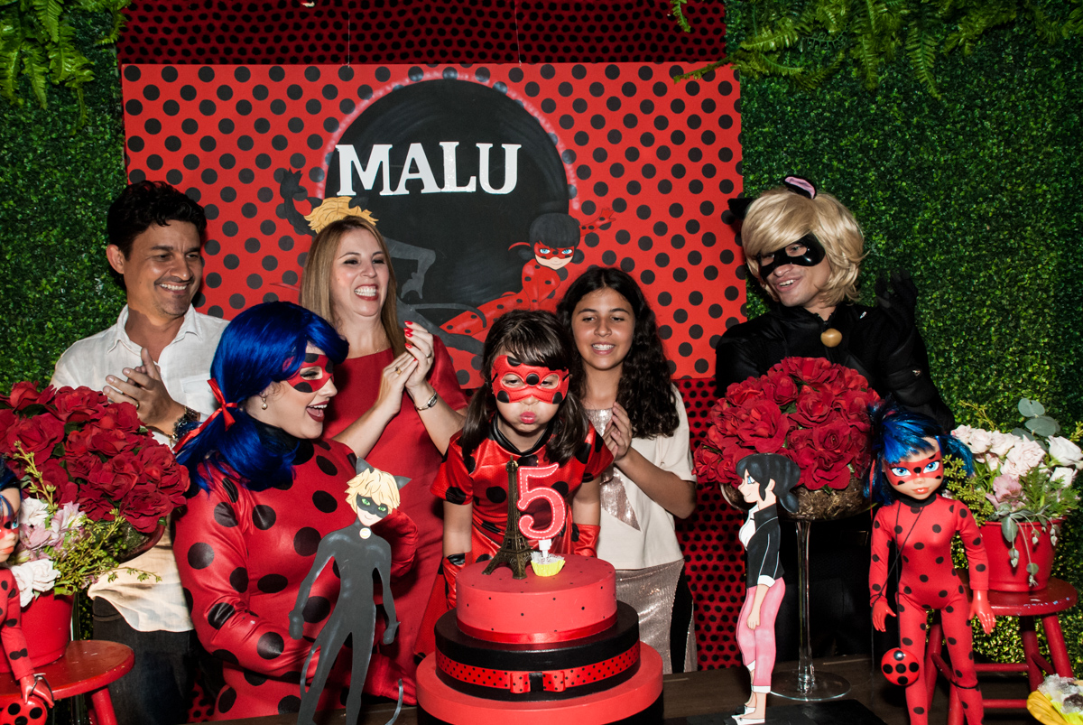 soprando a vela do bolo no Buffet Planeta Prime, São Paulo, aniversário de Malu 5 anos, tema da festa Miráculos
