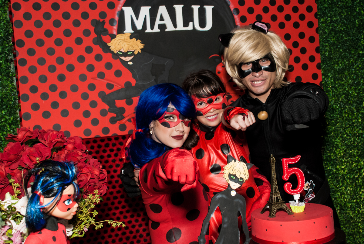 pose de herói no Buffet Planeta Prime, São Paulo, aniversário de Malu 5 anos, tema da festa Miráculos