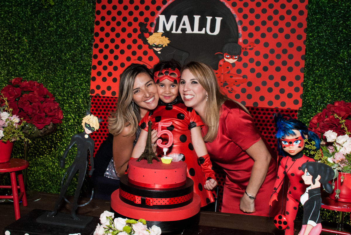 foto com a mãe e madrinha no Buffet Planeta Prime, São Paulo, aniversário de Malu 5 anos, tema da festa Miráculos