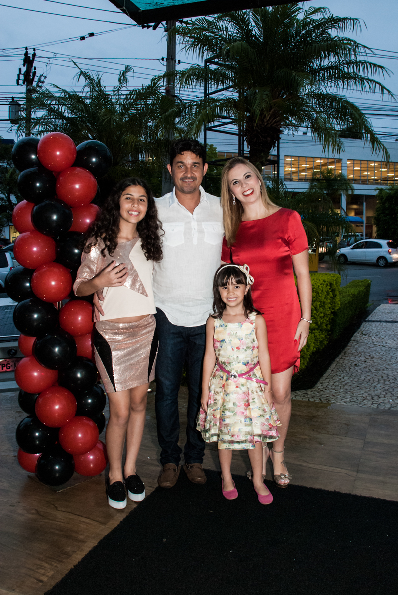 fotografia da família no arco de berxigas no Buffet Planeta Prime, São Paulo, aniversário de Malu 5 anos, tema da festa Miráculos