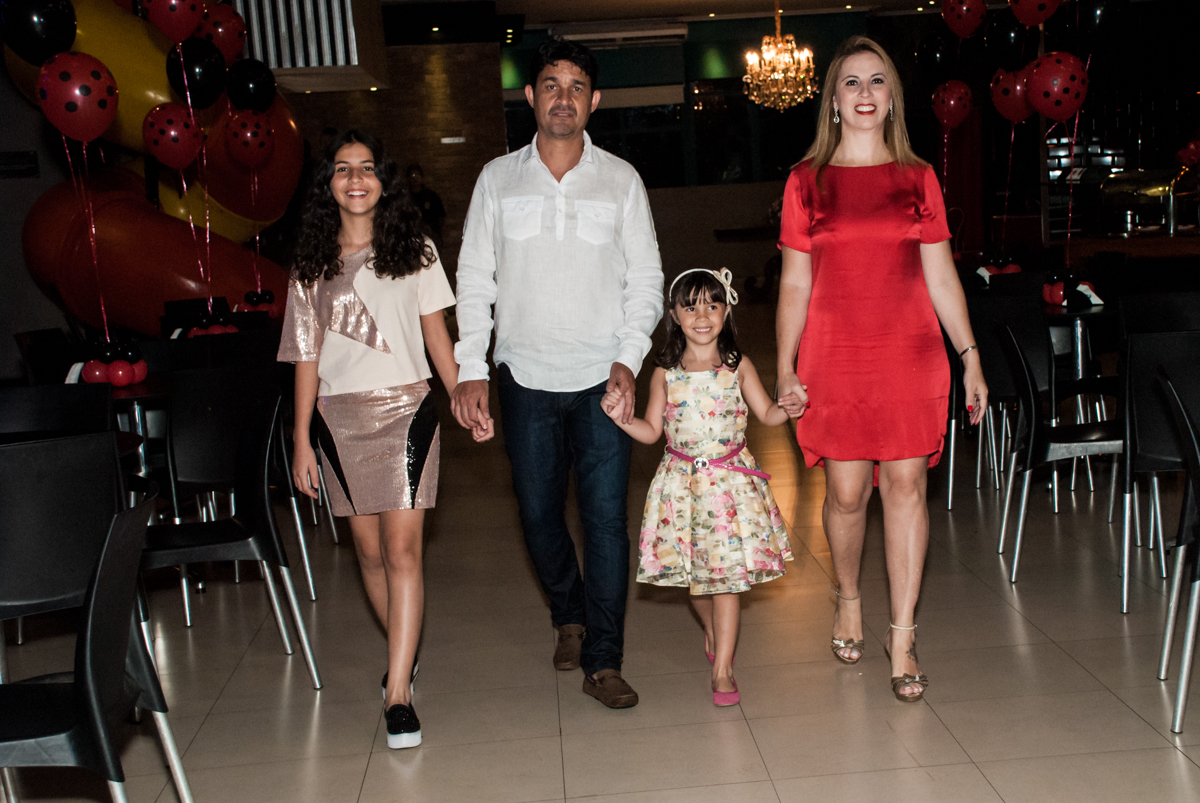 entrada da família no Buffet Planeta Prime, São Paulo, aniversário de Malu 5 anos, tema da festa Miráculos