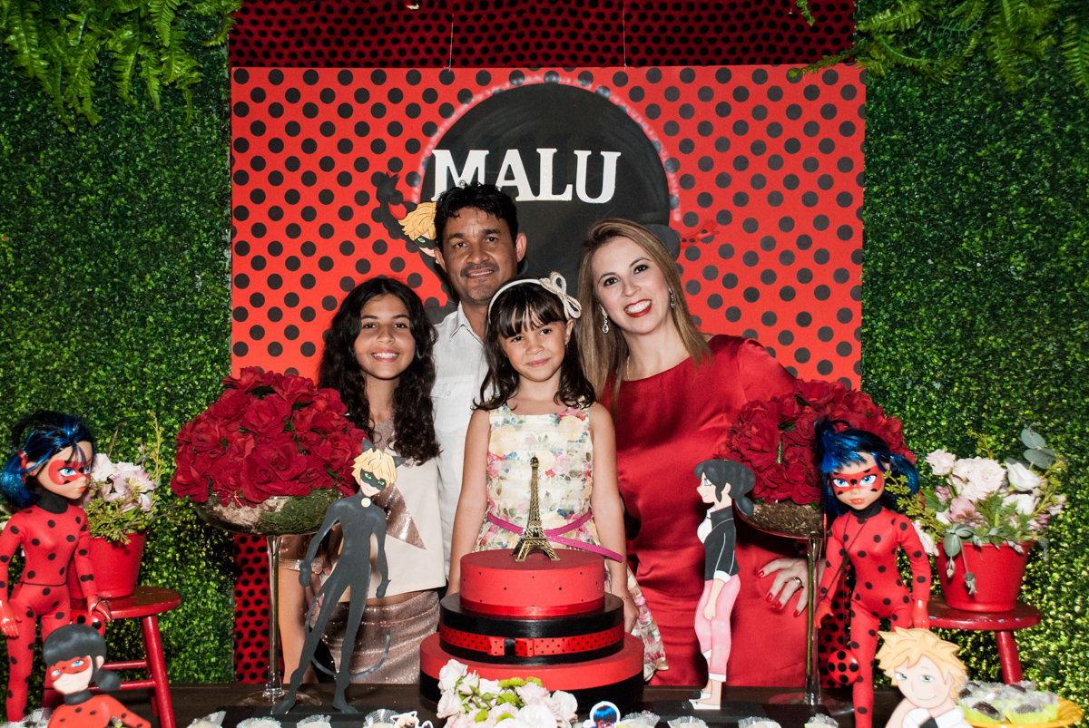 família na mesa temática no Buffet Planeta Prime, São Paulo, aniversário de Malu 5 anos, tema da festa Miráculos