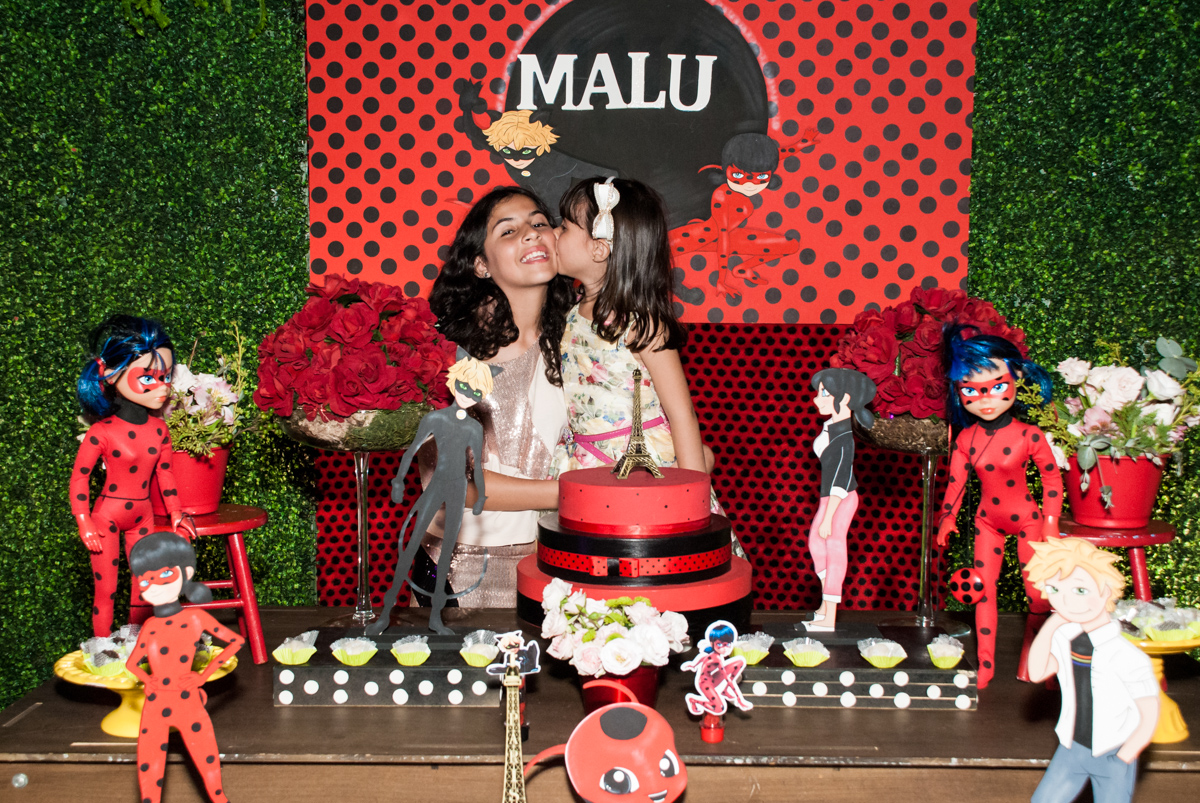 beijinho das irmãs no Buffet Planeta Prime, São Paulo, aniversário de Malu 5 anos, tema da festa Miráculos