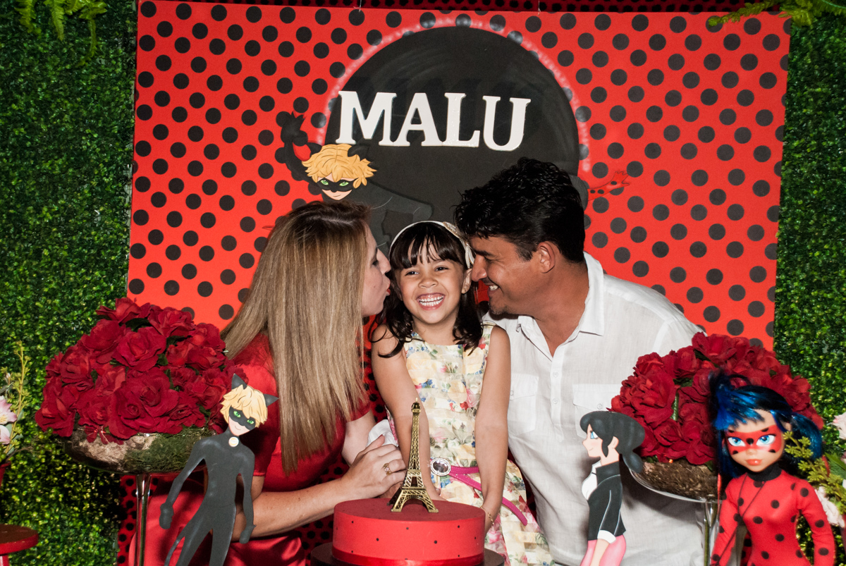 carinho dos pais no Buffet Planeta Prime, São Paulo, aniversário de Malu 5 anos, tema da festa Miráculos
