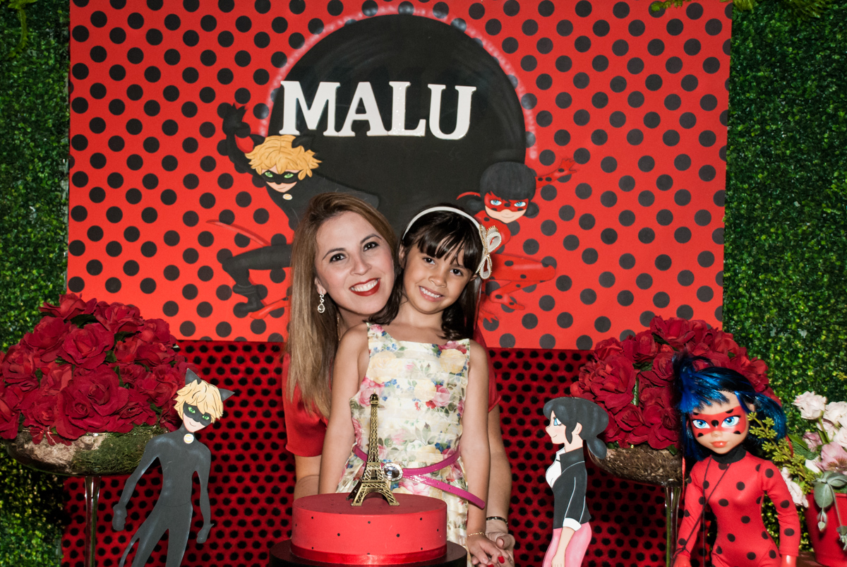 fotografia mãe e filha no Buffet Planeta Prime, São Paulo, aniversário de Malu 5 anos, tema da festa Miráculos