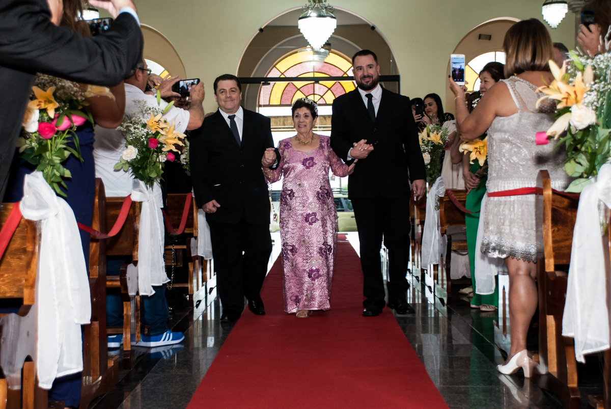 a noiva entra com os filhos para a Bodas de Ouro Maria Luiza e José Rodrigues, igreja Santa Ângela e São Serapio, Ipiranga
