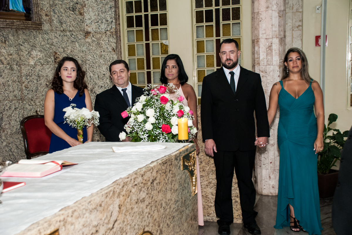 Os filhos no altar para a Bodas de Ouro Maria Luiza e José Rodrigues, igreja Santa Ângela e São Serapio, Ipiranga