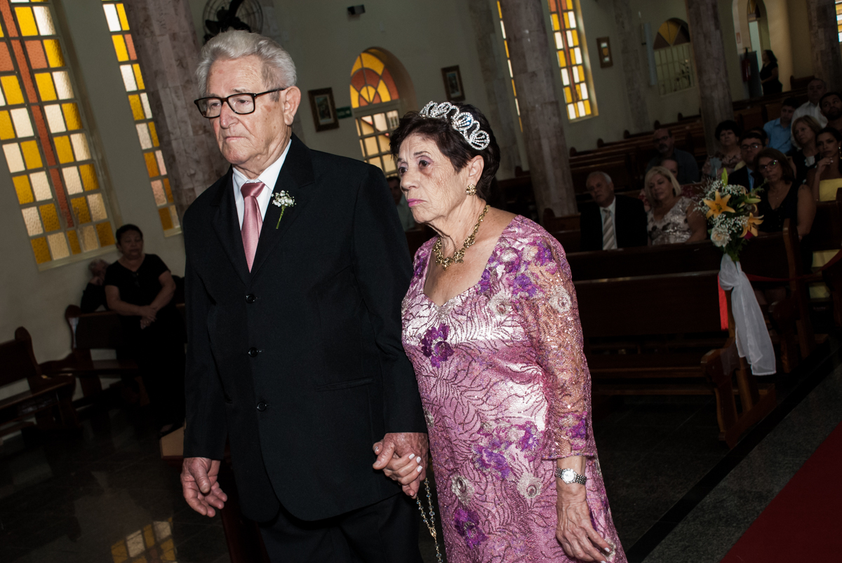 O casal emocionados na Bodas de Ouro Maria Luiza e José Rodrigues, igreja Santa Ângela e São Serapio, Ipiranga