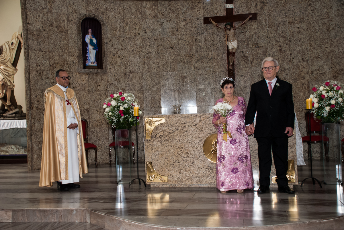 Os noivos saem da igreja na Bodas de Ouro Maria Luiza e José Rodrigues, igreja Santa Ângela e São Serapio, Ipiranga