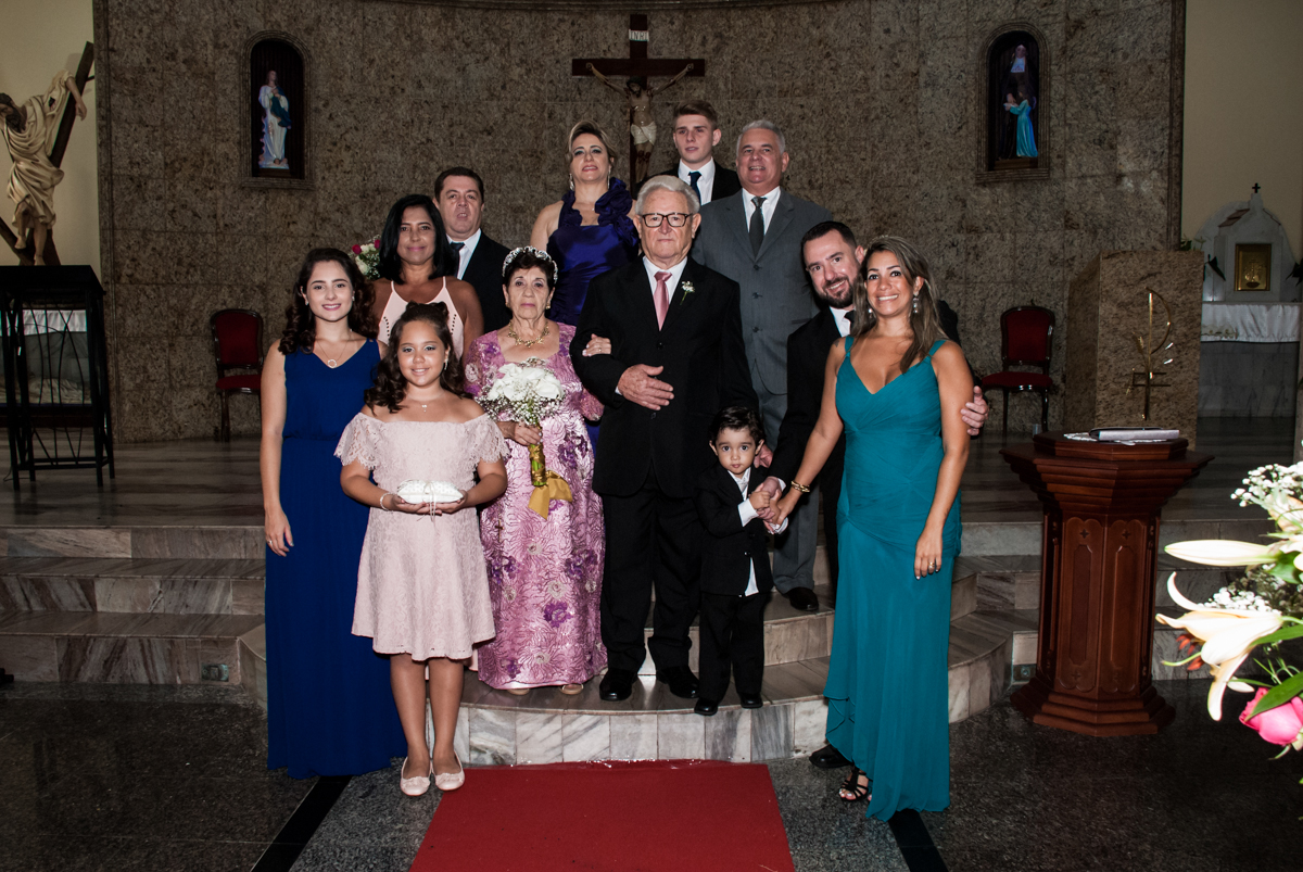 fotografia de toda família na Bodas de Ouro Maria Luiza e José Rodrigues, igreja Santa Ângela e São Serapio, Ipiranga