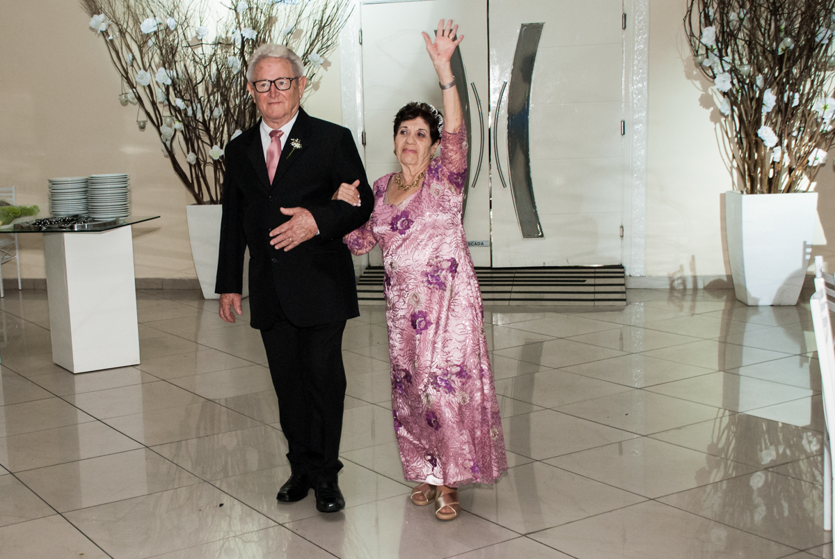chegada dos noivos para a festa na Bodas de Ouro Maria Luiza e José Rodrigues, igreja Santa Ângela e São Serapio, Ipiranga