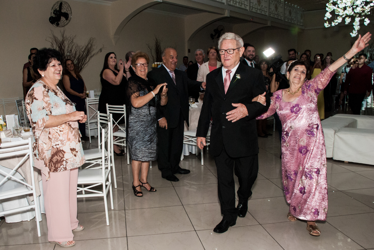 amigos recebem os noivos na festa na Bodas de Ouro Maria Luiza e José Rodrigues, igreja Santa Ângela e São Serapio, Ipiranga