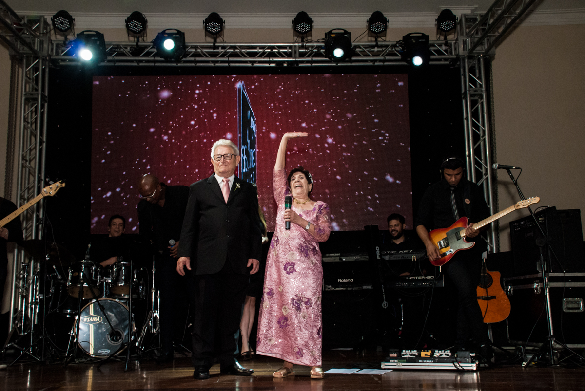 O casal estão muito felizes na Bodas de Ouro Maria Luiza e José Rodrigues, igreja Santa Ângela e São Serapio, Ipiranga