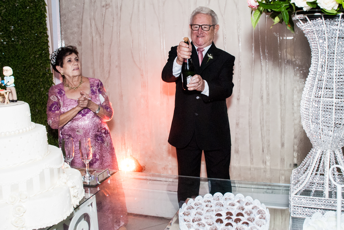 hora do brinde na Bodas de Ouro Maria Luiza e José Rodrigues, igreja Santa Ângela e São Serapio, Ipiranga