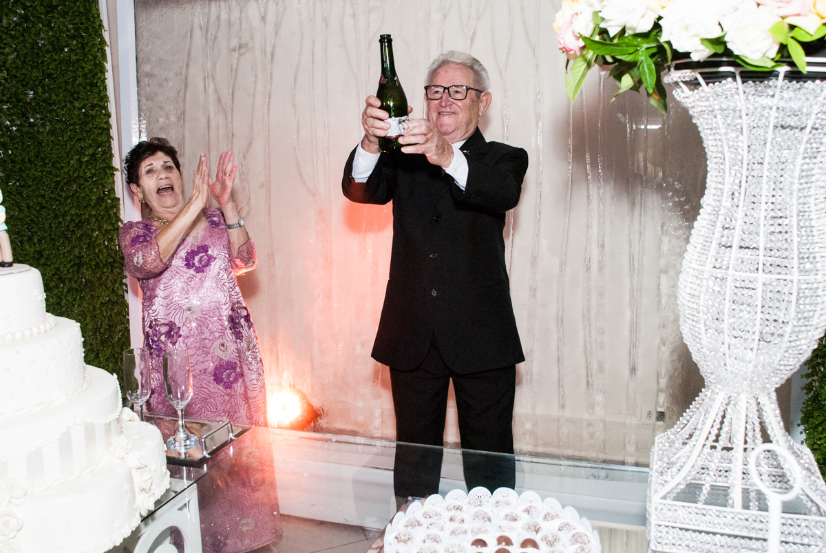 abrindo o champanhe na Bodas de Ouro Maria Luiza e José Rodrigues, igreja Santa Ângela e São Serapio, Ipiranga