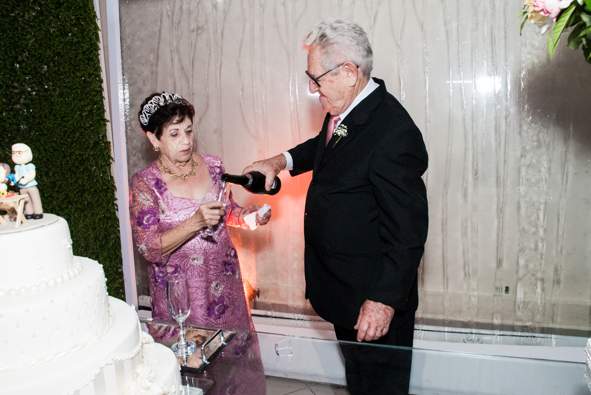 servindo o champanhe na Bodas de Ouro Maria Luiza e José Rodrigues, igreja Santa Ângela e São Serapio, Ipiranga