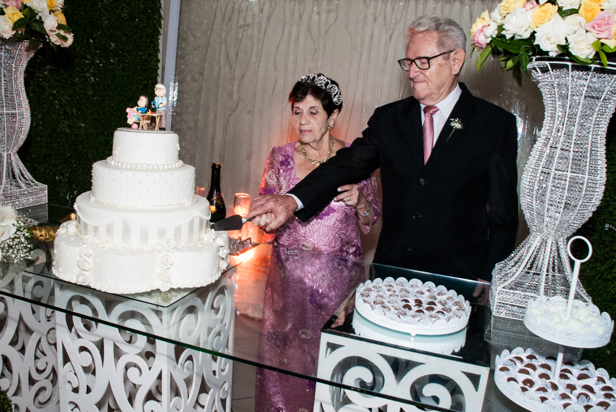 cortando o bolo da festa na Bodas de Ouro Maria Luiza e José Rodrigues, igreja Santa Ângela e São Serapio, Ipiranga