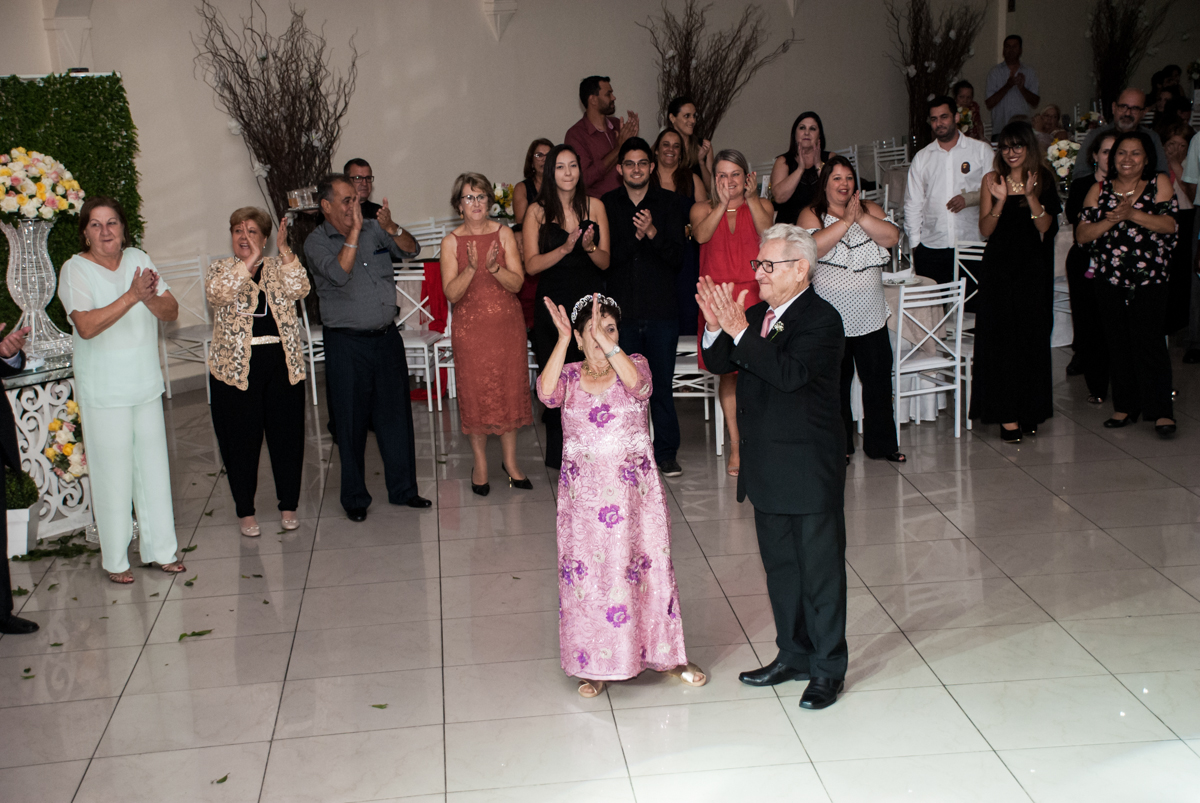 todos participam da dança na Bodas de Ouro Maria Luiza e José Rodrigues, igreja Santa Ângela e São Serapio, Ipiranga