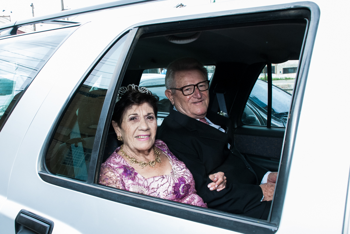 casal no carro chega para a Bodas de Ouro Maria Luiza e José Rodrigues, igreja Santa Ângela e São Serapio, Ipiranga