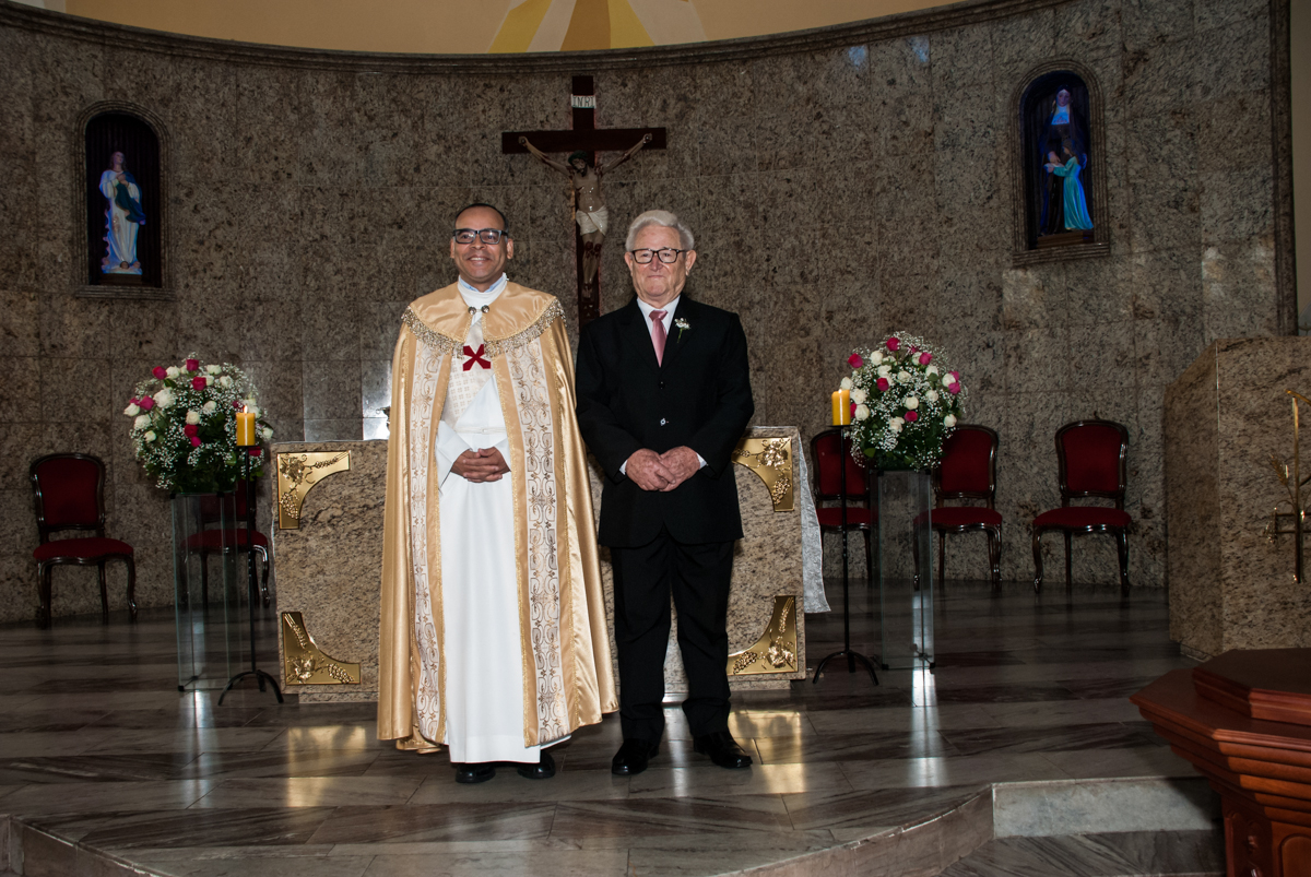 padre e noivo espera a noiva no Bodas de Ouro Maria Luiza e José Rodrigues, igreja Santa Ângela e São Serapio, Ipiranga