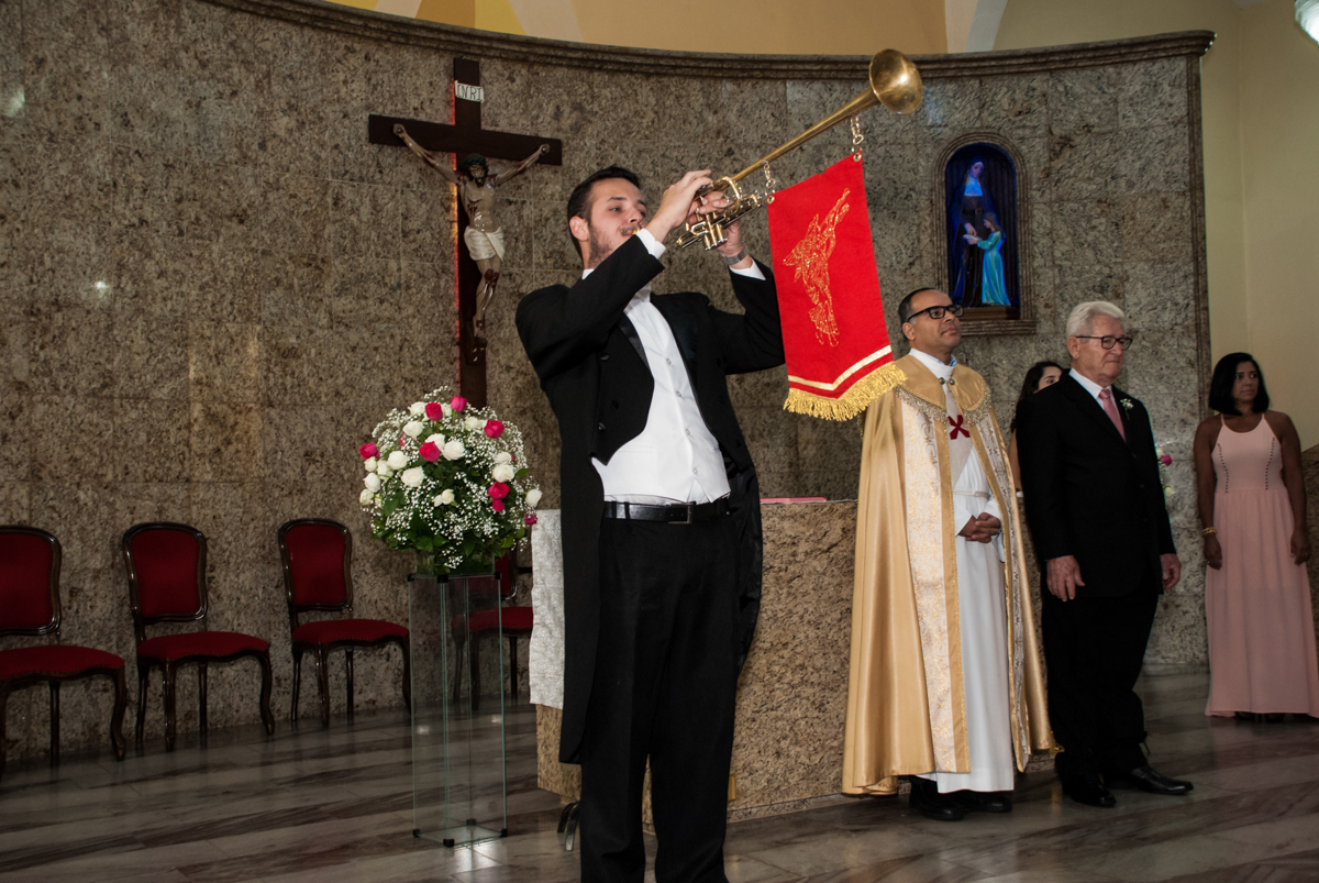O músico toca na entrada da noiva para a Bodas de Ouro Maria Luiza e José Rodrigues, igreja Santa Ângela e São Serapio, Ipiranga